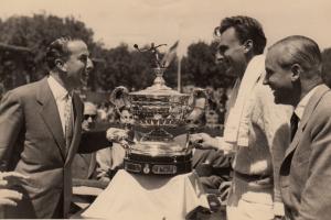 Entrega trofeo 1953