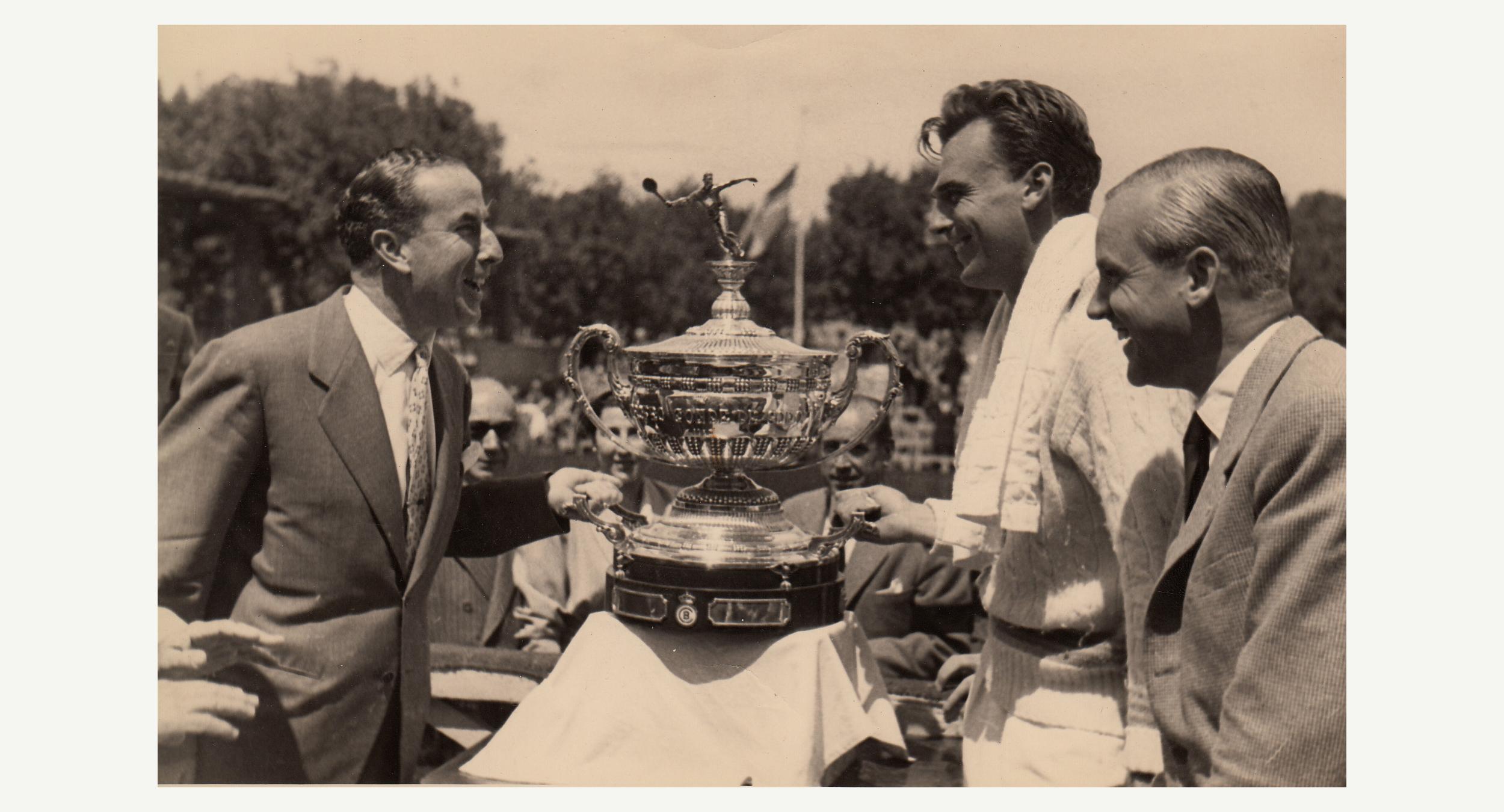 Entrega trofeo 1953