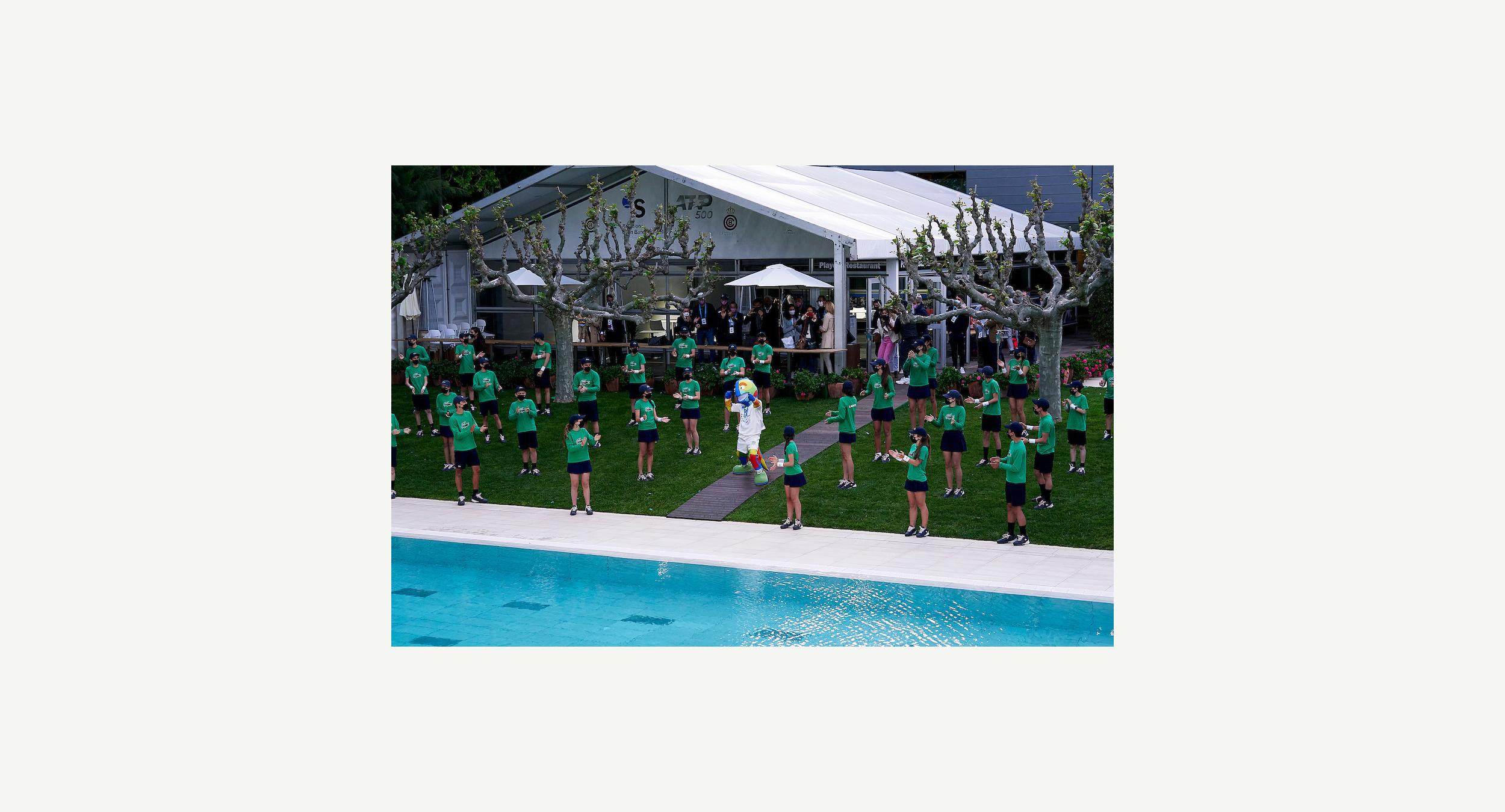 Los recogepelotas y la mascota